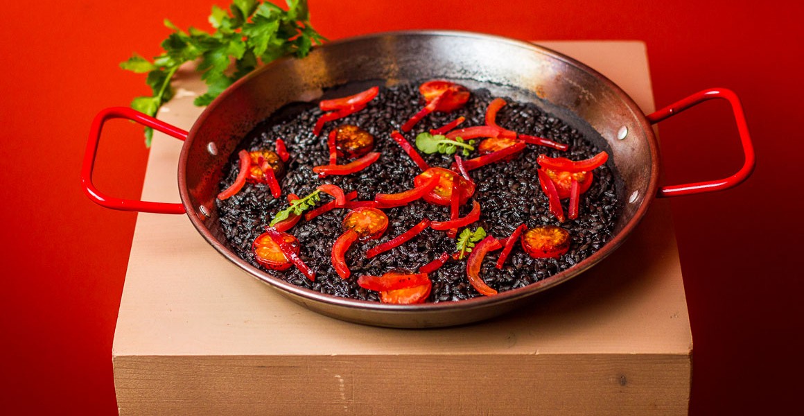 Riz noir à l’Espagnole au chorizo et tomates cerises allongées Azura